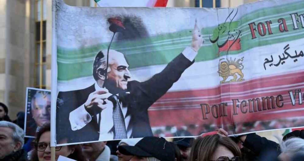 Iran Protests Intensify; Internet Cut, Khamenei Under Pressure