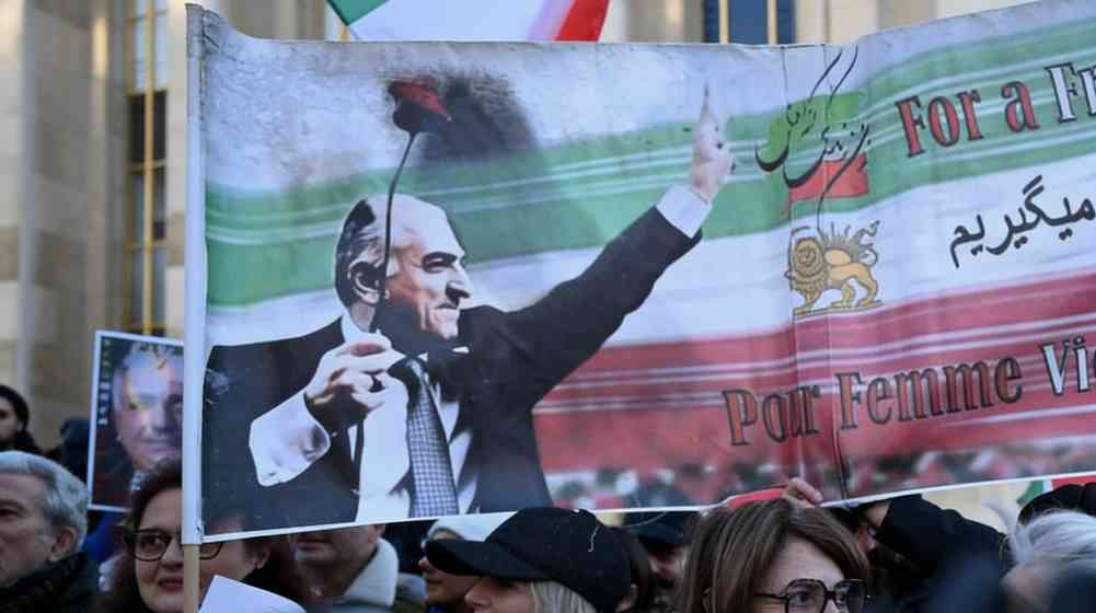 Iran Protests Intensify; Internet Cut, Khamenei Under Pressure